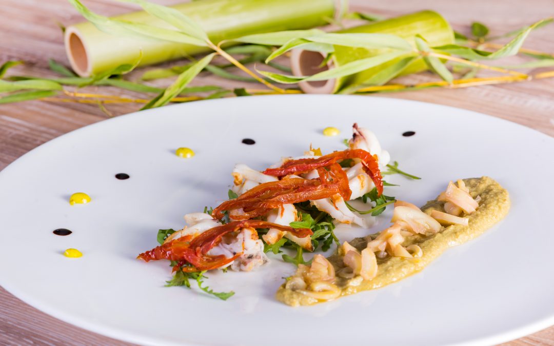 Tagliata di seppie su crema di bambù e carciofo e pomodori semi secchi